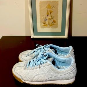 Puma sneakers light blue suede one used very clean like new size 6 or 36